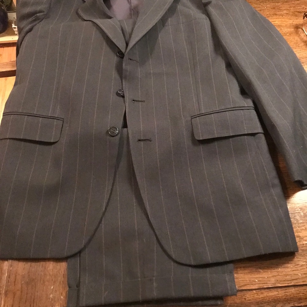 Oscar de la Renta wool suit. Navy. 42R